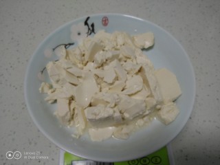 3、豆腐慕斯蛋糕,将豆腐切碎