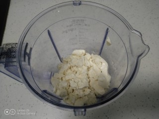 4、豆腐慕斯蛋糕,装入料理机中