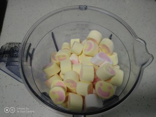 5、豆腐慕斯蛋糕,加入棉花糖、清水