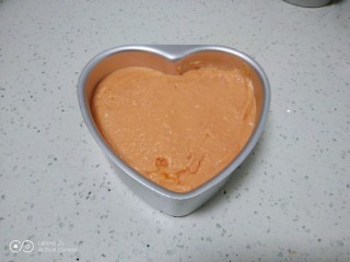 9、豆腐慕斯蛋糕,盛入模具中，振2下