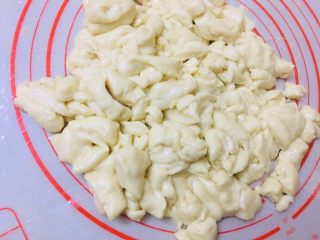 5、蜂蜜小面包,加入猪油，用刮板切成小块。