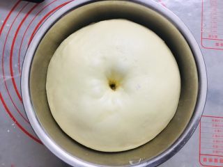 8、蜂蜜小面包,两倍大取出。