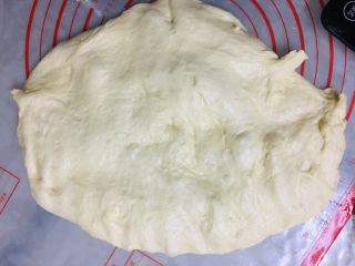 9、蜂蜜小面包,按扁排气。