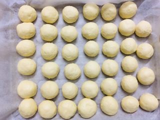 11、蜂蜜小面包,揉圆放入烤盘。