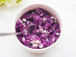 6、奶香芒果夹心紫薯球,搅拌均匀。