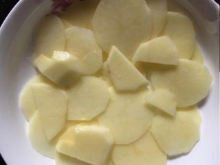 3、爆浆土豆芝士球,码在盘子里上蒸锅蒸熟，大火大概15分钟的样子。