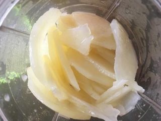 4、爆浆土豆芝士球,蒸熟的土豆放入料理机，加少许水。