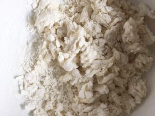 6、爆浆土豆芝士球,取土豆泥入碗里，趁热加入盐、胡椒粉、食用油，再加入糯米粉和清水一起用筷子搅拌成絮状～