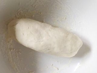 7、爆浆土豆芝士球,揉成光滑的长条，平均分成大小均匀的剂子。