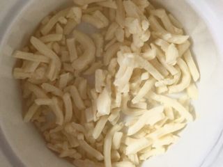8、爆浆土豆芝士球,准备马苏里拉芝士待用。