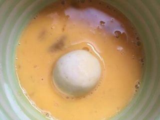 12、爆浆土豆芝士球,将生土豆芝士球依次按照面粉、鸡蛋液和面包糠的顺序均匀地裹上以上材料。