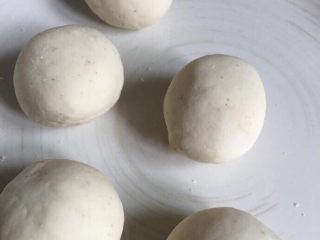 10、爆浆土豆芝士球,慢慢将芝士包入收口，其他的剂子一起全部做好放盘子里。