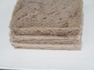 2、面包糠烤土司,边缘切掉