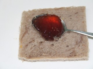 9、面包糠烤土司,抹一勺果酱