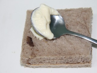 12、面包糠烤土司,再抹沙拉酱