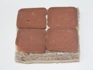 14、面包糠烤土司,盖上4片火腿