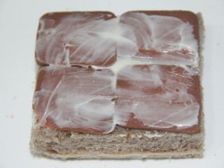 15、面包糠烤土司,再涂点沙拉酱