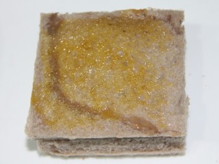 17、面包糠烤土司,在表面抹黄油