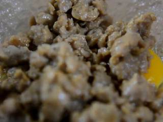 3、鸡蛋牛肉三明治,鸡蛋打入碗中，加1小勺盐，倒入牛肉糜拌匀。