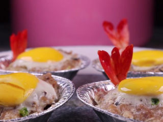 11、往虾里打入一颗蛋——虾扯蛋,锅上汽后，蒸个10分钟左右就可以出锅啦。