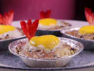 12、往虾里打入一颗蛋——虾扯蛋,这样一道营养又美味的“虾扯蛋”就做好啦，这名字听起来挺别扭呢，但也是名副其实哦。