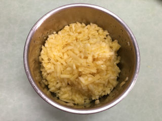 1、抹茶凤梨全麦面包,将菠萝去皮切成丁。