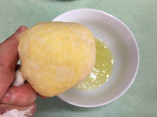 2、抹茶凤梨全麦面包,用纱布挤出水份。