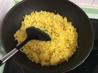 4、抹茶凤梨全麦面包,糖融化后加入菠萝丁，黄油进行翻炒。