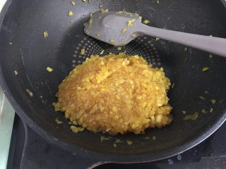 5、抹茶凤梨全麦面包,炒至没有水份，菠萝呈半透明状开火。