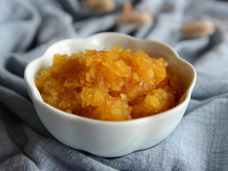 6、抹茶凤梨全麦面包,放入碗中备用。