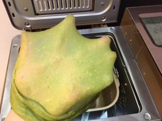 8、抹茶凤梨全麦面包,揉面28分钟后检查面团状态。