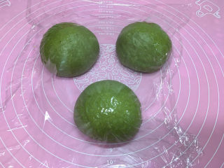 11、抹茶凤梨全麦面包,取出面团进行排气后平均分成三份，盖保鲜膜醒发15分钟。