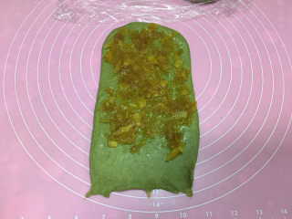 13、抹茶凤梨全麦面包,表面抹上适量凤梨馅。