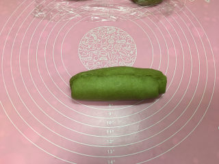 14、抹茶凤梨全麦面包,由上向下卷起，收口处捏紧。