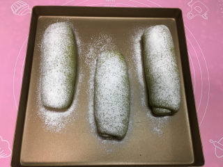 16、抹茶凤梨全麦面包,30分钟左右面包发酵完成，取出后在面包表面筛一层干粉。