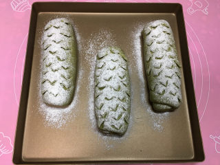 17、抹茶凤梨全麦面包,用剪刀在面包表面剪出花纹。