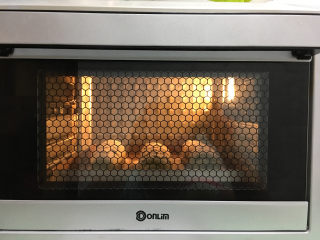 18、抹茶凤梨全麦面包,放入提前预热的烤箱中进行烘烤，温度为上管140度，下管165度，时间为25分钟。