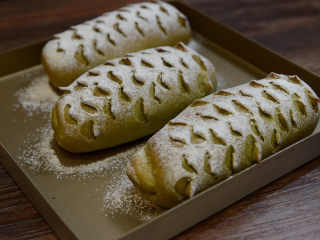 19、抹茶凤梨全麦面包,烘烤结束后取出面包。