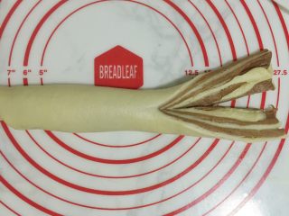 6、双色麻花吐司,用刀切开一边。