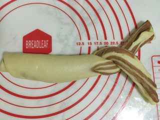 8、双色麻花吐司,如图。