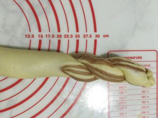 9、双色麻花吐司,如图。