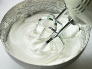 4、可可海绵蛋糕,分三次加入白砂糖，继续打发