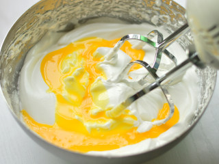 6、可可海绵蛋糕,加入蛋黄