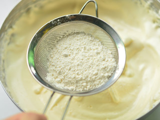 9、可可海绵蛋糕,筛入面粉