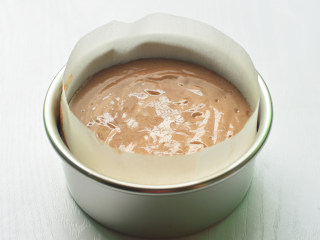 18、可可海绵蛋糕,倒入模具中，从高处震几下，震出气泡