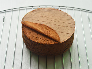 19、可可海绵蛋糕,入烤箱170度，烤30-40分钟后取出倒扣放凉，撕掉油纸