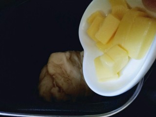 9、最爱面包+豆沙馅小面包,20分钟后加入室温软化的黄油。(室温软化即可)