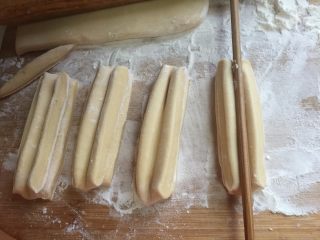 11、豆浆油条,取一条放在另一条上，中间用筷子压一下