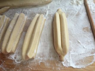 12、豆浆油条,稍微拉抻两头捏紧，防止炸的时候散开