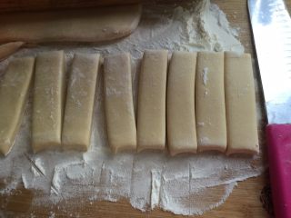 10、豆浆油条,再切成每个2cm宽的小段